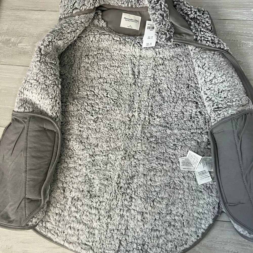 NWT!! NEW- grey Abercrombie & Fitch Cloud Sherpa Vest - Picture 5 of 13